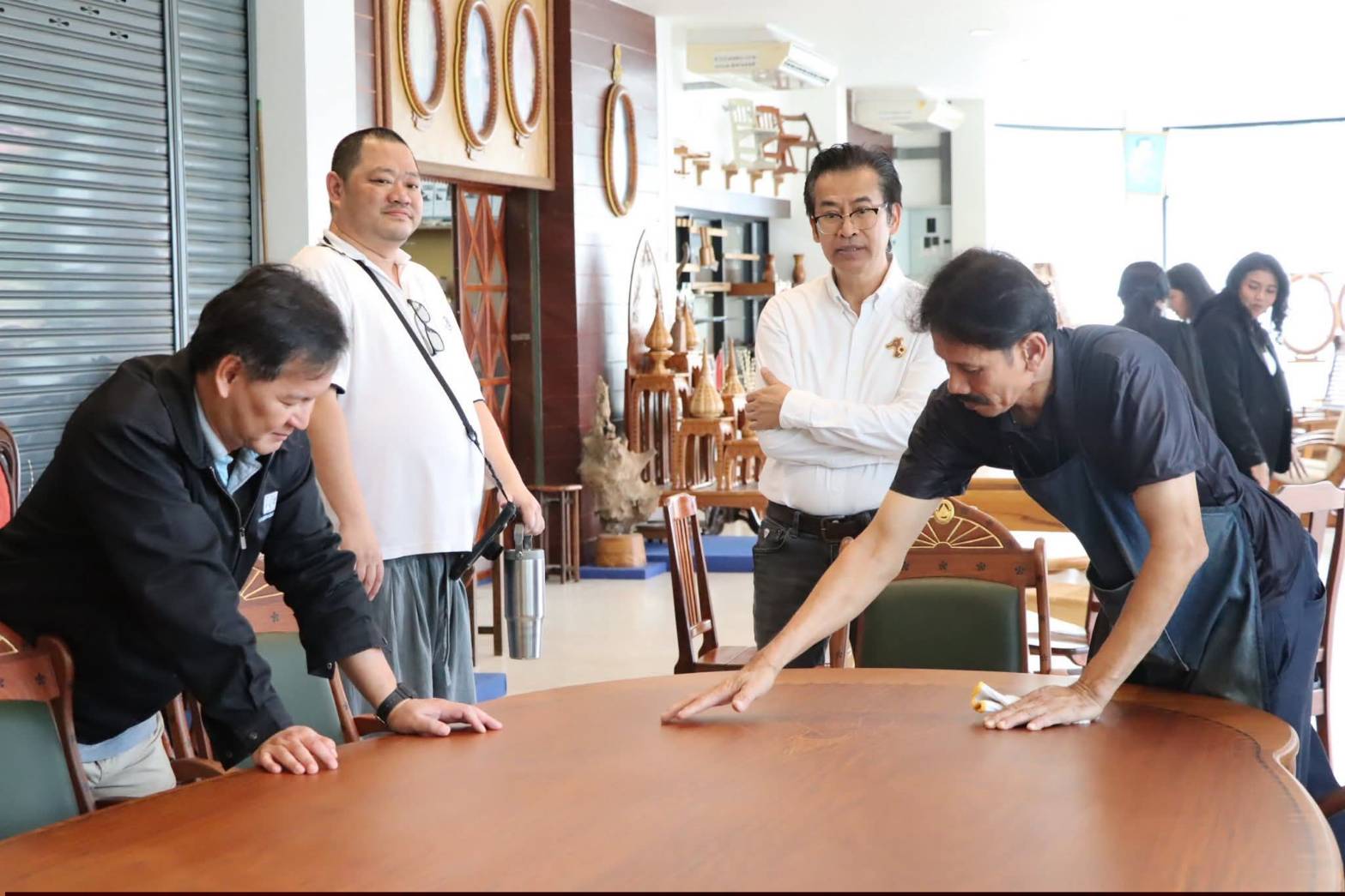 title - ผู้อำนวยการศูนย์ส่งเสริมและพัฒนาอาชีพเสริมนอกภาคการเกษตร ให้การต้อนรับคณะเจ้าหน้าที่กระทรวงทรัพยากรธรรมชาติและสิ่งแวดล้อม เยี่ยมชมสถานที่ ศพส. และแผนกฝึกอบรมทั้ง 12 แผนก